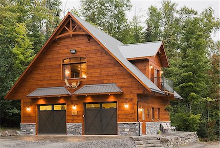 simsearch:614-08329341,k - Exterior of cottage style Eastern white pine log house with double garage Stock Photo - Premium Royalty-Free, Code: 614-08544946