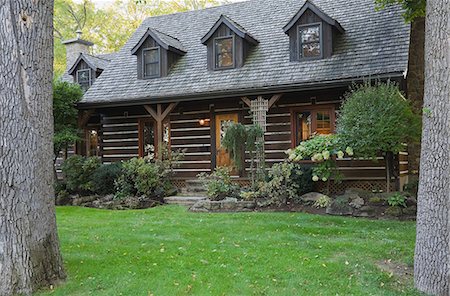 simsearch:614-09159577,k - Exterior of Canadian cottage style home with cedar shingles and garden Foto de stock - Sin royalties Premium, Código: 614-08544947