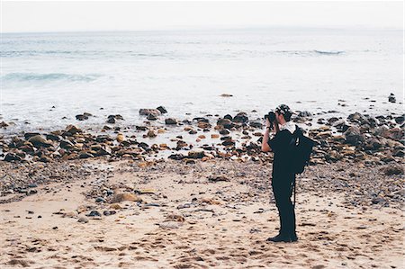 Male photographer photographing from beach, Crystal Cove State Park, Laguna Beach, California, USA Photographie de stock - Premium Libres de Droits, Code: 614-08544954