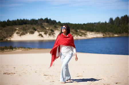 simsearch:649-08900430,k - Woman in red shawl enjoying beach Photographie de stock - Premium Libres de Droits, Code: 614-08545014