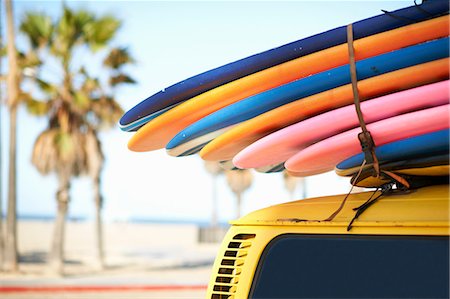 Multi-coloured surfboards tied onto vehicle, Venice Beach, Los Angeles, USA Photographie de stock - Premium Libres de Droits, Code: 614-08545012