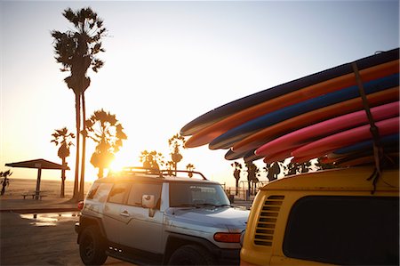 Multi-coloured surfboards tied onto vehicle, Venice Beach, Los Angeles, USA Foto de stock - Sin royalties Premium, Código: 614-08545013