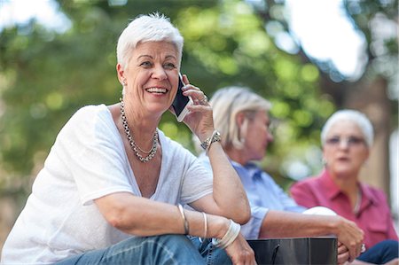 simsearch:614-08578376,k - Senior woman chatting on smartphone in city Fotografie stock - Premium Royalty-Free, Codice: 614-08578378