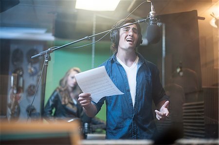 scoring - Male musician in recording studio, singing into microphone Photographie de stock - Premium Libres de Droits, Code: 614-08578424