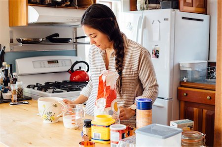 packet - Woman in kitchen preparing waffle batter Foto de stock - Sin royalties Premium, Código: 614-08578438