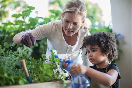 simsearch:649-08576682,k - Mother and son doing gardening together Fotografie stock - Premium Royalty-Free, Codice: 614-08578446