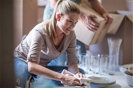 simsearch:649-09182347,k - Moving house: woman wrapping glassware in paper before packing Foto de stock - Sin royalties Premium, Código: 614-08578469