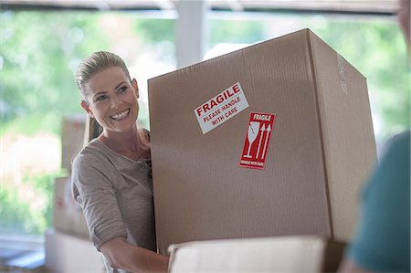 simsearch:649-09182347,k - Moving house: couple lifting cardboard boxes Foto de stock - Sin royalties Premium, Código: 614-08578474