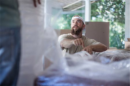 simsearch:614-01170983,k - Moving house: man wrapping furniture in bubble wrap Photographie de stock - Premium Libres de Droits, Code: 614-08578486