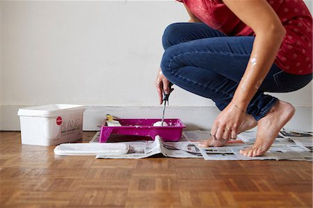 Woman painting, dipping paint roller in paint, low section Photographie de stock - Premium Libres de Droits, Code: 614-08578539