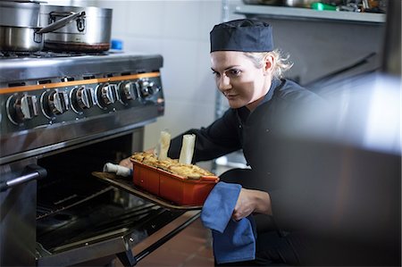 préparations - Chef baking in kitchen Photographie de stock - Premium Libres de Droits, Code: 614-08578567