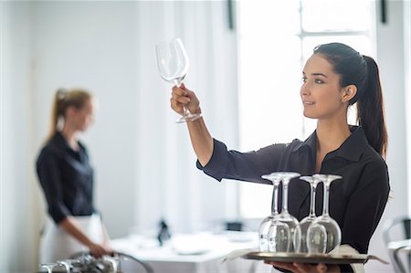 propre - Waitresses setting table in restaurant Photographie de stock - Premium Libres de Droits, Code: 614-08578560