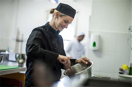 servicio de banquetes - Chef preparing food in kitchen Foto de stock - Sin royalties Premium, Código: 614-08578570