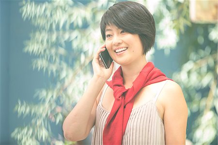 simsearch:649-09156185,k - Young woman chatting on smartphone in city Foto de stock - Royalty Free Premium, Número: 614-08578589