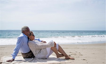 simsearch:614-08578606,k - Senior couple relaxing together on beach, looking at view Stockbilder - Premium RF Lizenzfrei, Bildnummer: 614-08578627