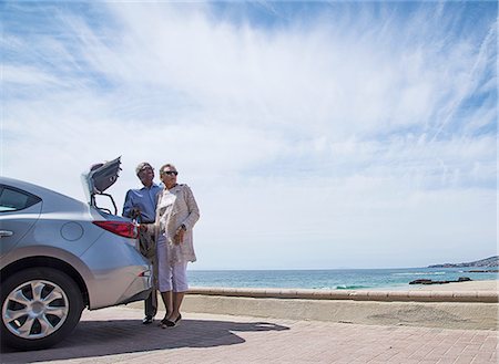 simsearch:614-08578606,k - Senior couple standing beside car with open boot, near beach Stockbilder - Premium RF Lizenzfrei, Bildnummer: 614-08578623