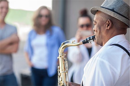 saxofón - Street musician, playing saxophone, entertaining pedestrians Foto de stock - Sin royalties Premium, Código: 614-08578641