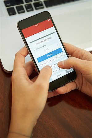 Womans hands holding smartphone signing on to internet banking Foto de stock - Sin royalties Premium, Código: 614-08578673