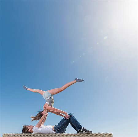 Couple practising partner yoga on bench Photographie de stock - Premium Libres de Droits, Code: 614-08578698