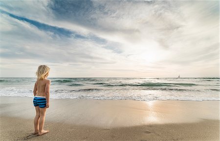 Boy looking out to sea from Venice Beach, California, USA Stock Photo - Premium Royalty-Free, Code: 614-08578707