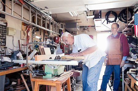 Senior men sawing woodblock in carpentry workshop Photographie de stock - Premium Libres de Droits, Code: 614-08578710