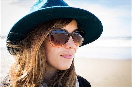 simsearch:614-08827383,k - Portrait of stylish woman wearing felt hat and sunglasses, Dillon Beach, California, USA Photographie de stock - Premium Libres de Droits, Code: 614-08578741