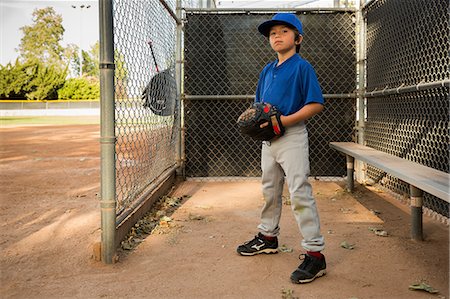 simsearch:614-08578789,k - Portrait of boy wearing baseball glove at baseball practise Foto de stock - Sin royalties Premium, Código: 614-08578788