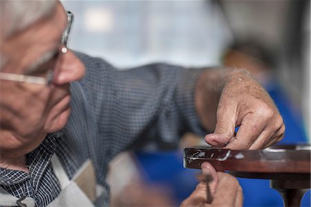 simsearch:649-07905311,k - Senior craftsman gluing table in antique restoration workshop Photographie de stock - Premium Libres de Droits, Code: 614-08578781