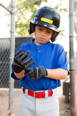 simsearch:614-08578789,k - Boy putting on baseball gloves at baseball field Foto de stock - Sin royalties Premium, Código: 614-08578792