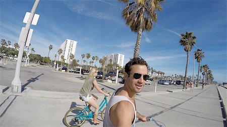 simsearch:614-09079138,k - Man taking selfie cycling at Venice Beach, California, USA Foto de stock - Sin royalties Premium, Código: 614-08641289