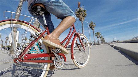 radfahren - Cropped view of couple cycling at Venice Beach, California, USA Stockbilder - Premium RF Lizenzfrei, Bildnummer: 614-08641290