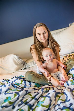 simsearch:614-06897646,k - Teenage girl with baby boy sitting on bed Stockbilder - Premium RF Lizenzfrei, Bildnummer: 614-08641379