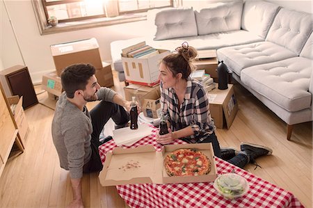 simsearch:614-08641560,k - Moving house: Young couple eat pizza in new home, surrounded by boxes Stockbilder - Premium RF Lizenzfrei, Bildnummer: 614-08641567