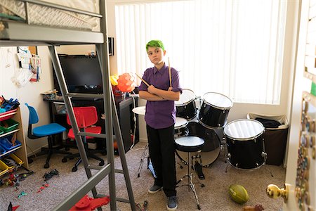 Boy posing beside drums in bedroom Fotografie stock - Premium Royalty-Free, Codice: 614-08641630