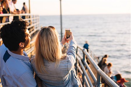 simsearch:614-08641560,k - Rear view of young couple on pier taking smartphone selfie, Santa Monica, California, USA Stockbilder - Premium RF Lizenzfrei, Bildnummer: 614-08641654