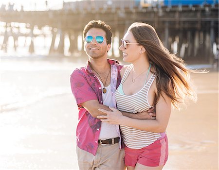 simsearch:614-08544737,k - Young couple strolling and hugging on beach, Santa Monica, California, USA Photographie de stock - Premium Libres de Droits, Code: 614-08641673