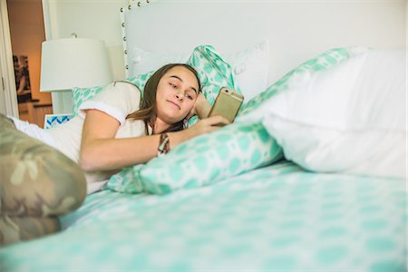 simsearch:649-07804672,k - Teenage girl lying on bed reading smartphone texts Stockbilder - Premium RF Lizenzfrei, Bildnummer: 614-08641723