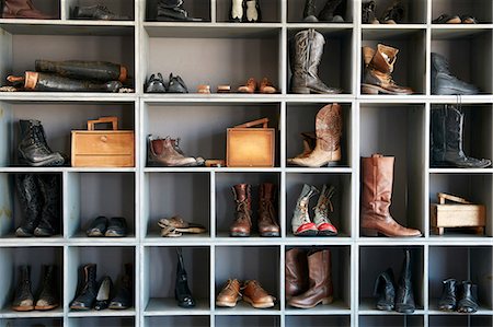 Display of boots and shoes on shelves in traditional shoe shop Photographie de stock - Premium Libres de Droits, Code: 614-08641740