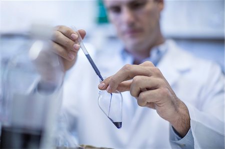 squeezing (compress) - Mid adult man injecting liquid into test tube Photographie de stock - Premium Libres de Droits, Code: 614-08641776