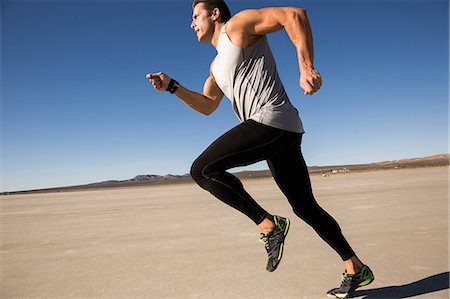 Man training, running on dry lake bed, El Mirage, California, USA Photographie de stock - Premium Libres de Droits, Code: 614-08641807