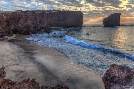 simsearch:614-08641826,k - View from beach at Manele Bay of Puu Pehe (Sweetheart Rock) at sunrise, South Shore of Lanai Island, Hawaii, USA Photographie de stock - Premium Libres de Droits, Code: 614-08641829