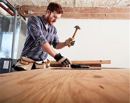 Carpenter in workshop using hammer Stockbilder - Premium RF Lizenzfrei, Bildnummer: 614-08641837