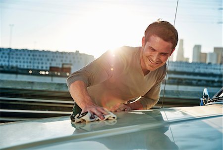 Man polishing car smiling, Los Angeles, California, USA Fotografie stock - Premium Royalty-Free, Codice: 614-08684738