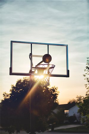 score (tally of points) - Basketball about to drop through basketball hoop Photographie de stock - Premium Libres de Droits, Code: 614-08684742