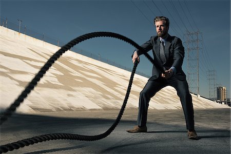 Businessman using gym ropes, Los Angeles river, California, USA Photographie de stock - Premium Libres de Droits, Code: 614-08684920