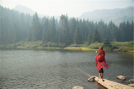 schottenstoff - Woman wrapped in tartan blanket drinking coffee by misty lake, Mount Hood National Forest, Oregon, USA Stockbilder - Premium RF Lizenzfrei, Bildnummer: 614-08684994