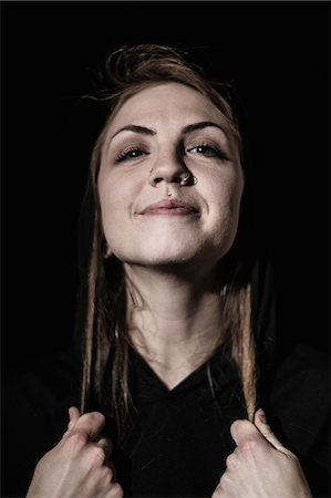dunkler hintergrund - Portrait of woman with piercings looking at camera smiling Stockbilder - Premium RF Lizenzfrei, Bildnummer: 614-08685046