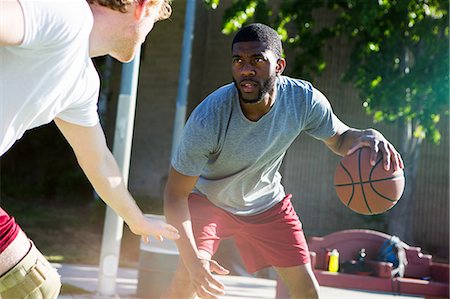 simsearch:614-08827245,k - Two men playing basketball on outdoor court Foto de stock - Royalty Free Premium, Número: 614-08685148