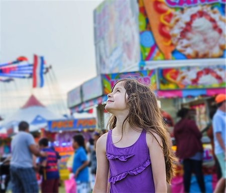 Cute girl looking over her shoulder in amusement park Stockbilder - Premium RF Lizenzfrei, Bildnummer: 614-08685184