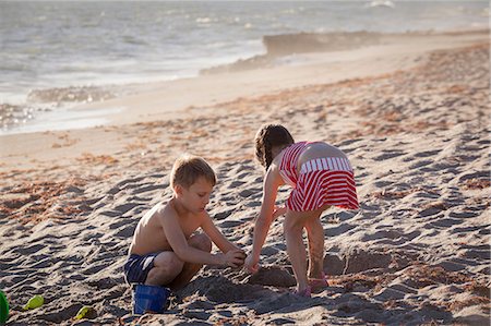 simsearch:614-09026971,k - Boy and sister playing with sand on beach, Blowing Rocks Preserve, Jupiter Island, Florida, USA Stock Photo - Premium Royalty-Free, Code: 614-08685222